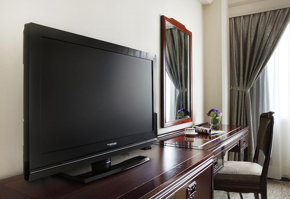 The Howard Plaza Hotel Тайпей Екстериор снимка A flat-screen television