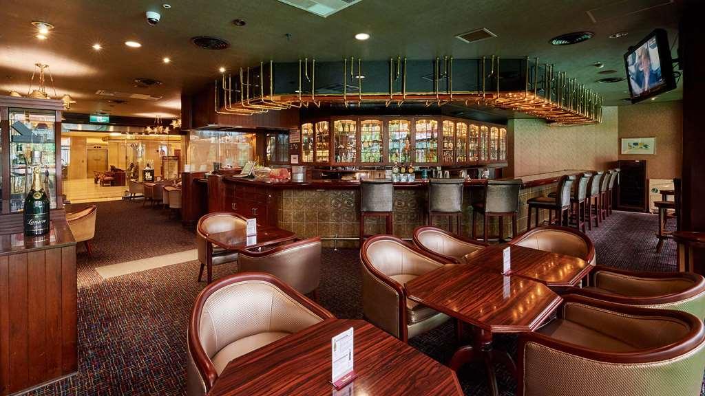 The Howard Plaza Hotel Тайпей Ресторант снимка The bar at the Singapore Airlines lounge at Changi Airport