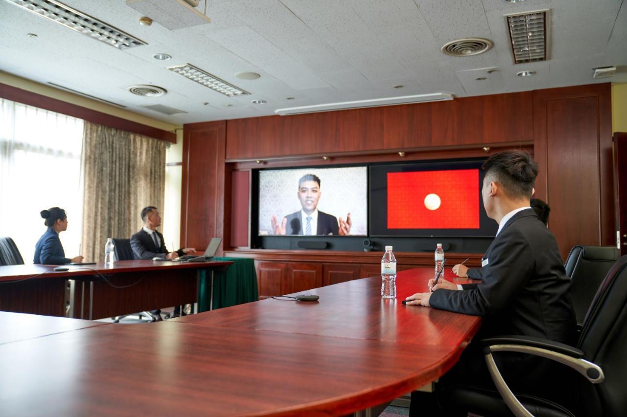 The Howard Plaza Hotel Тайпей Екстериор снимка President Obama speaks to the University of International Business and Economics in Beijing, China, March 2014