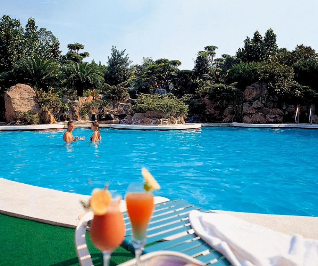 The Howard Plaza Hotel Тайпей Екстериор снимка The swimming pool at the hotel