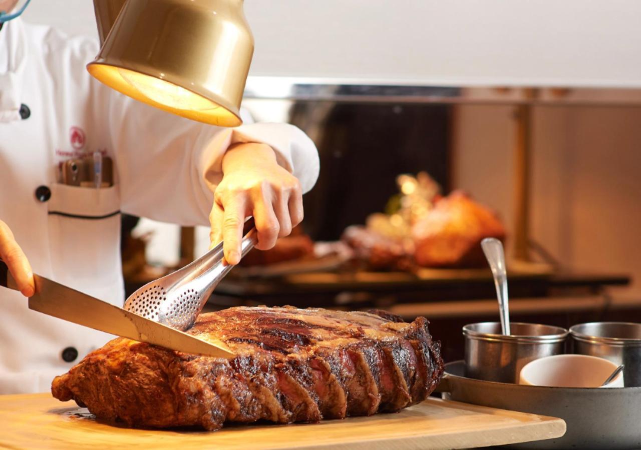 The Howard Plaza Hotel Тайпей Екстериор снимка A chef carving a roast