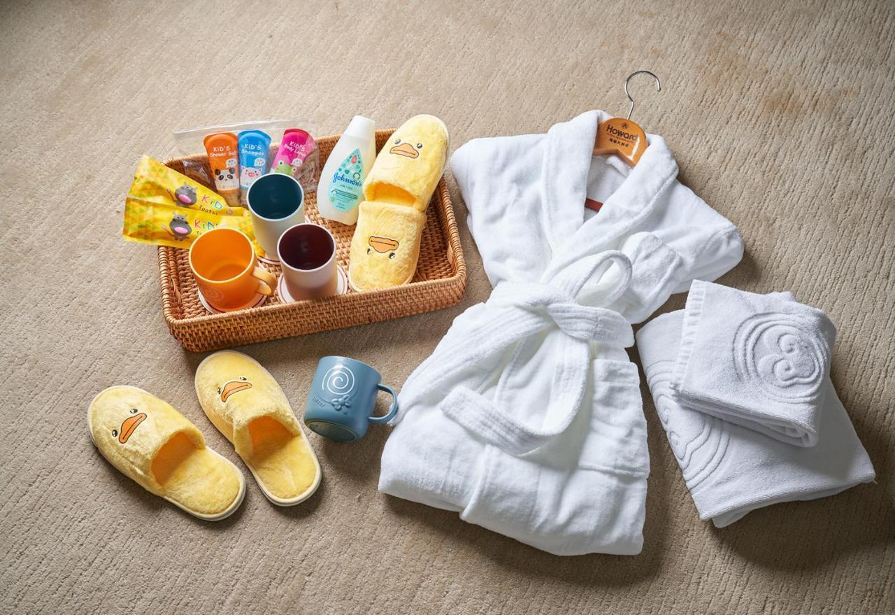 The Howard Plaza Hotel Тайпей Екстериор снимка A bathrobe and slippers