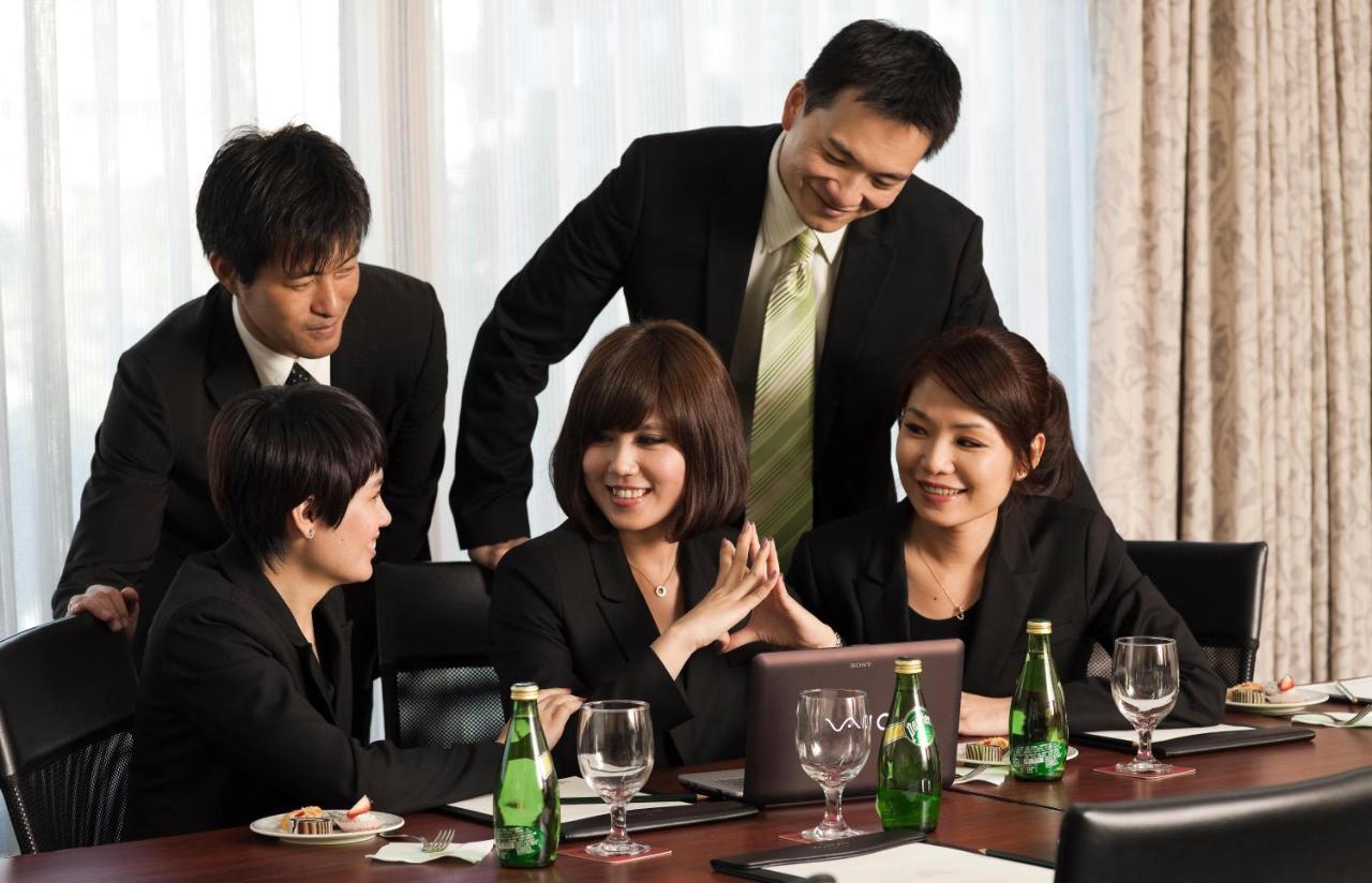 The Howard Plaza Hotel Тайпей Екстериор снимка A team of businesspeople in a meeting