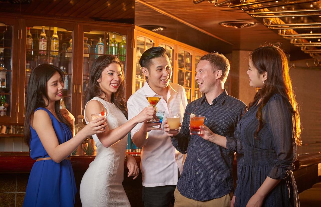 The Howard Plaza Hotel Тайпей Екстериор снимка A group of people socializing