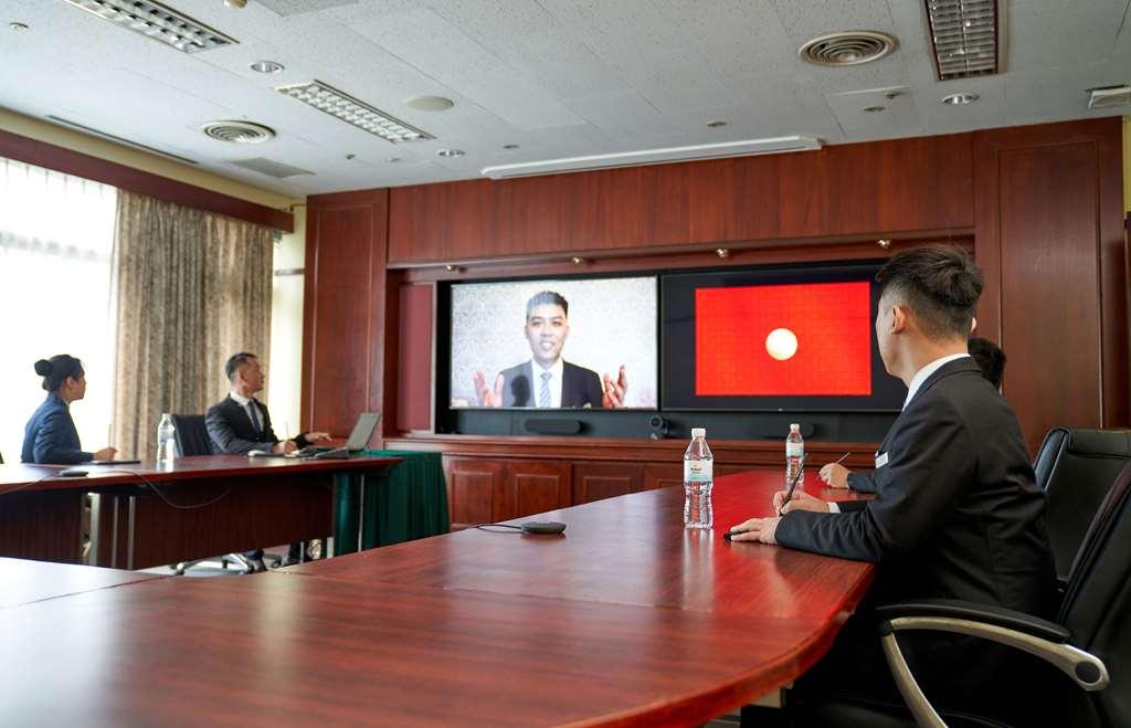The Howard Plaza Hotel Тайпей Съоръжения снимка A teleconference in progress