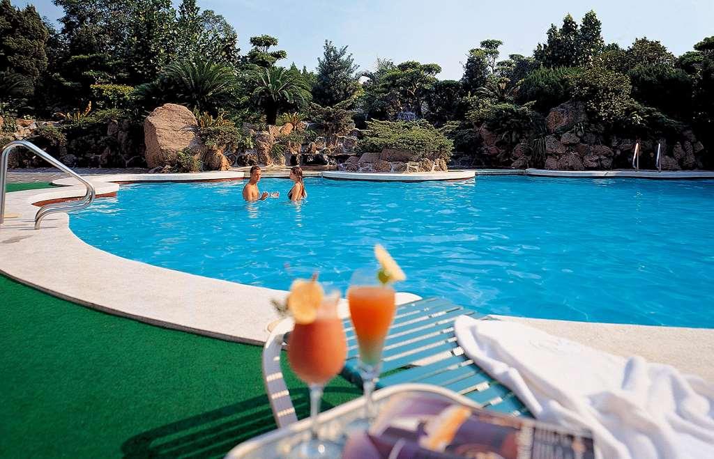 The Howard Plaza Hotel Тайпей Екстериор снимка A swimming pool