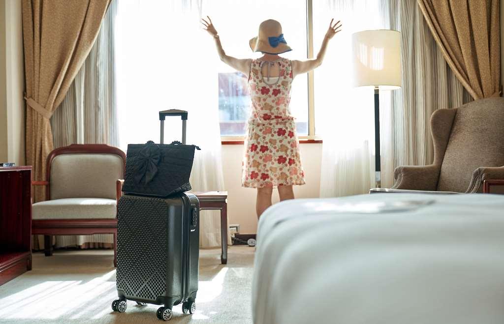 The Howard Plaza Hotel Тайпей Стая снимка A woman in a hotel room