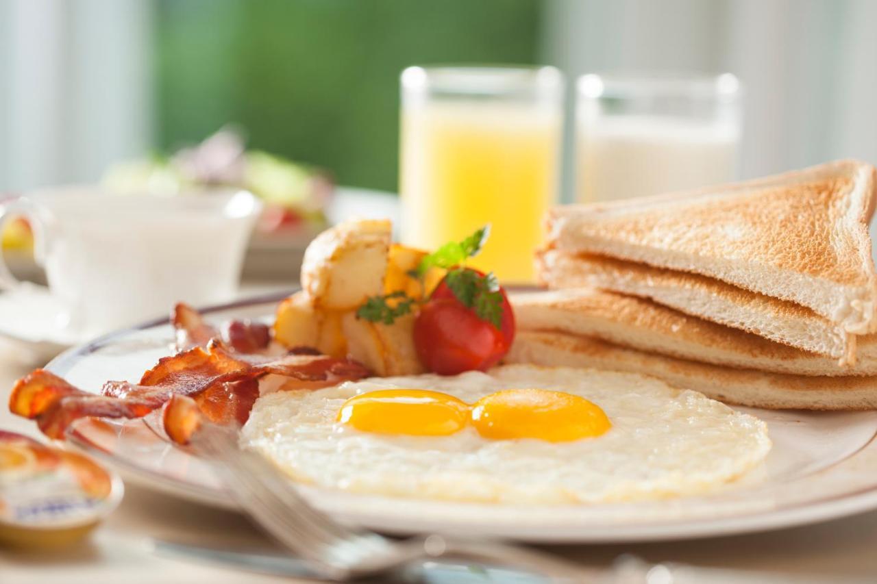 The Howard Plaza Hotel Тайпей Екстериор снимка A breakfast with eggs, bacon, toast and orange juice