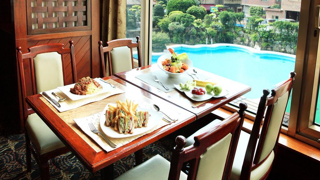 The Howard Plaza Hotel Тайпей Екстериор снимка A dining table with a view of the pool