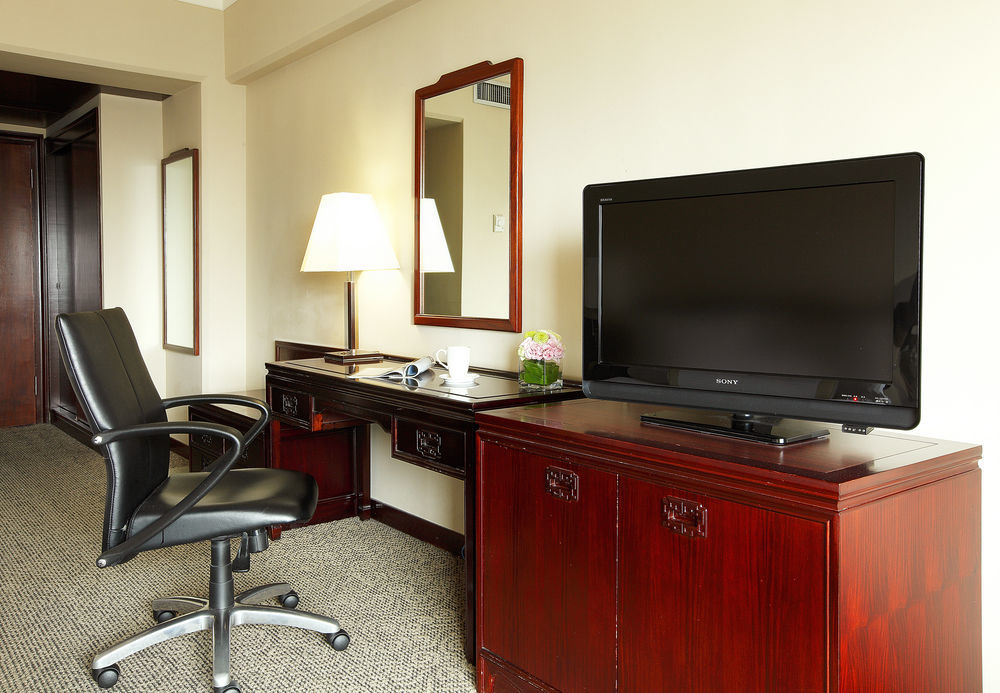 The Howard Plaza Hotel Тайпей Екстериор снимка A television in a hotel room
